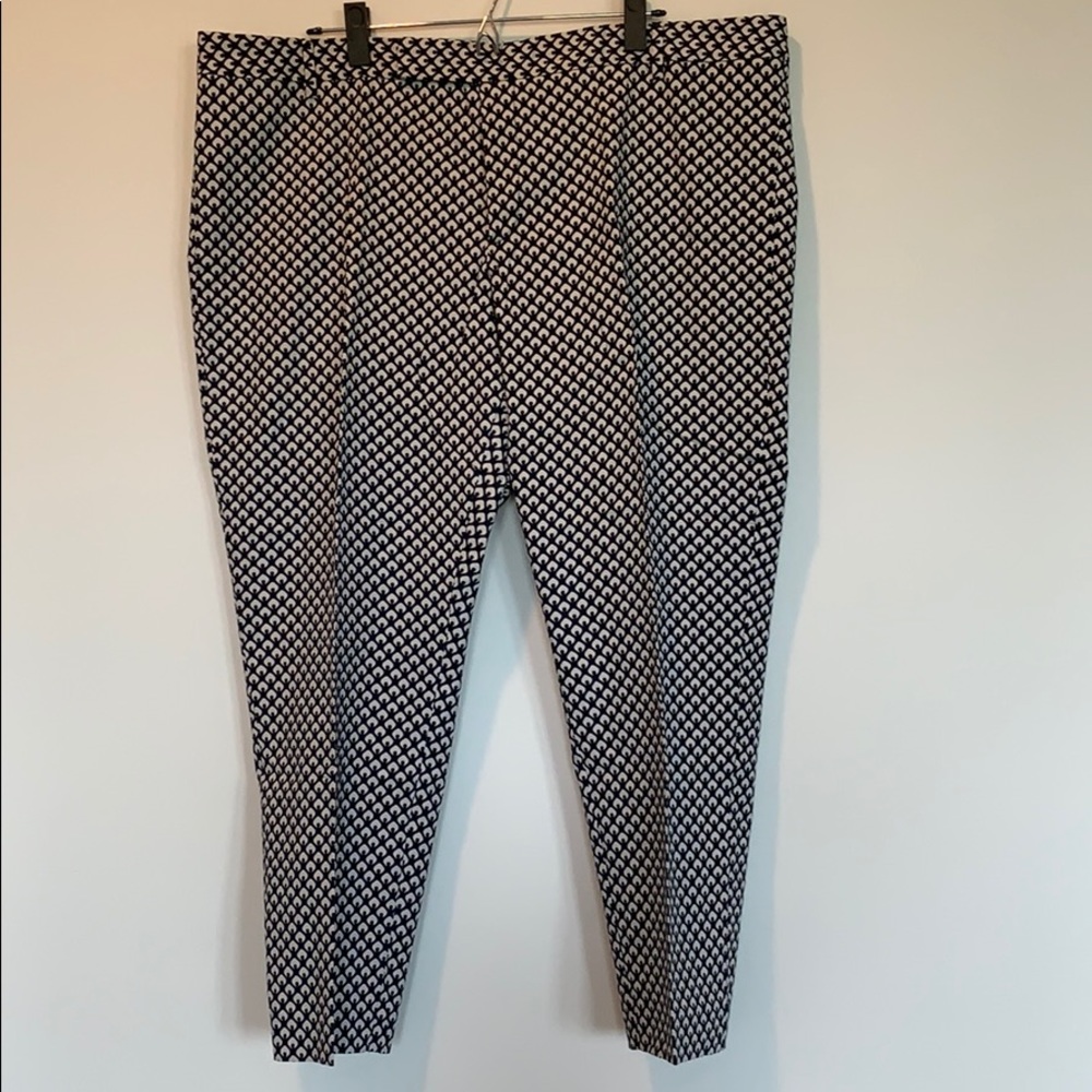 Gap navy white slim cropped pants. Size 20